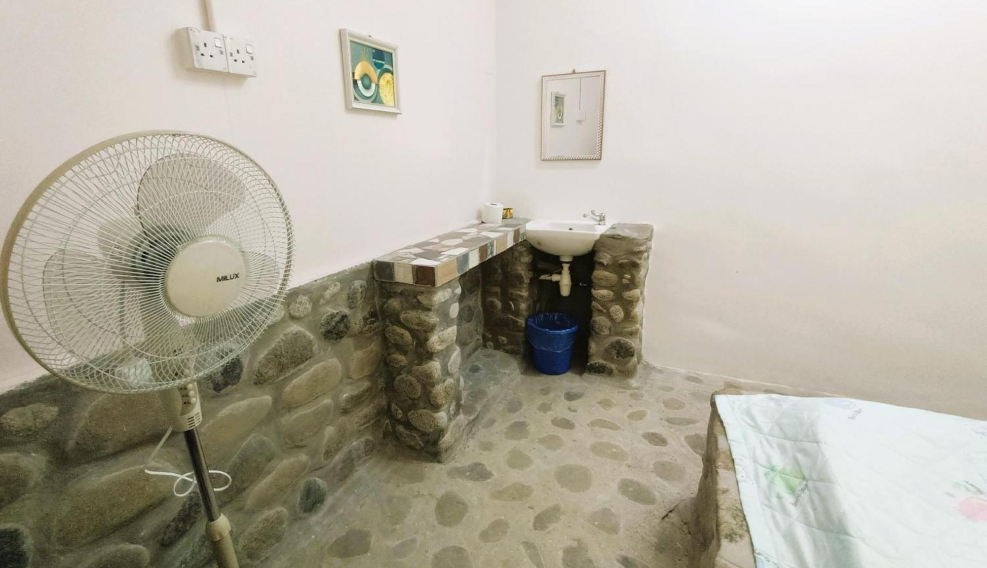 Oyo Home 90491 Flinstone Lodge 亞庇 外观 照片